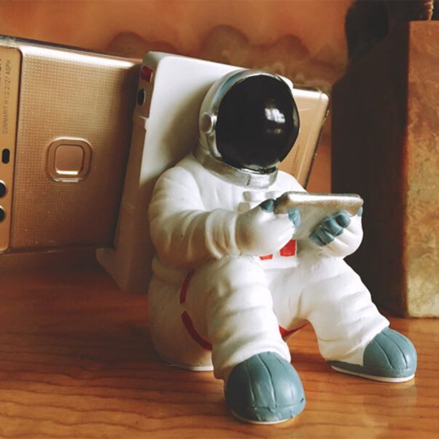 Creative Astronaut Phone Stand – Universal Desktop Holder & Home Office Decor