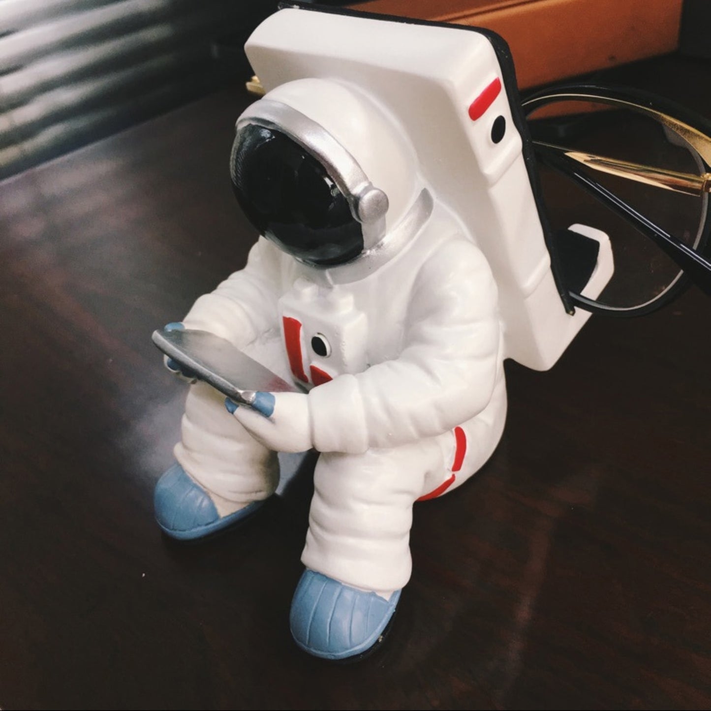 Creative Astronaut Phone Stand – Universal Desktop Holder & Home Office Decor